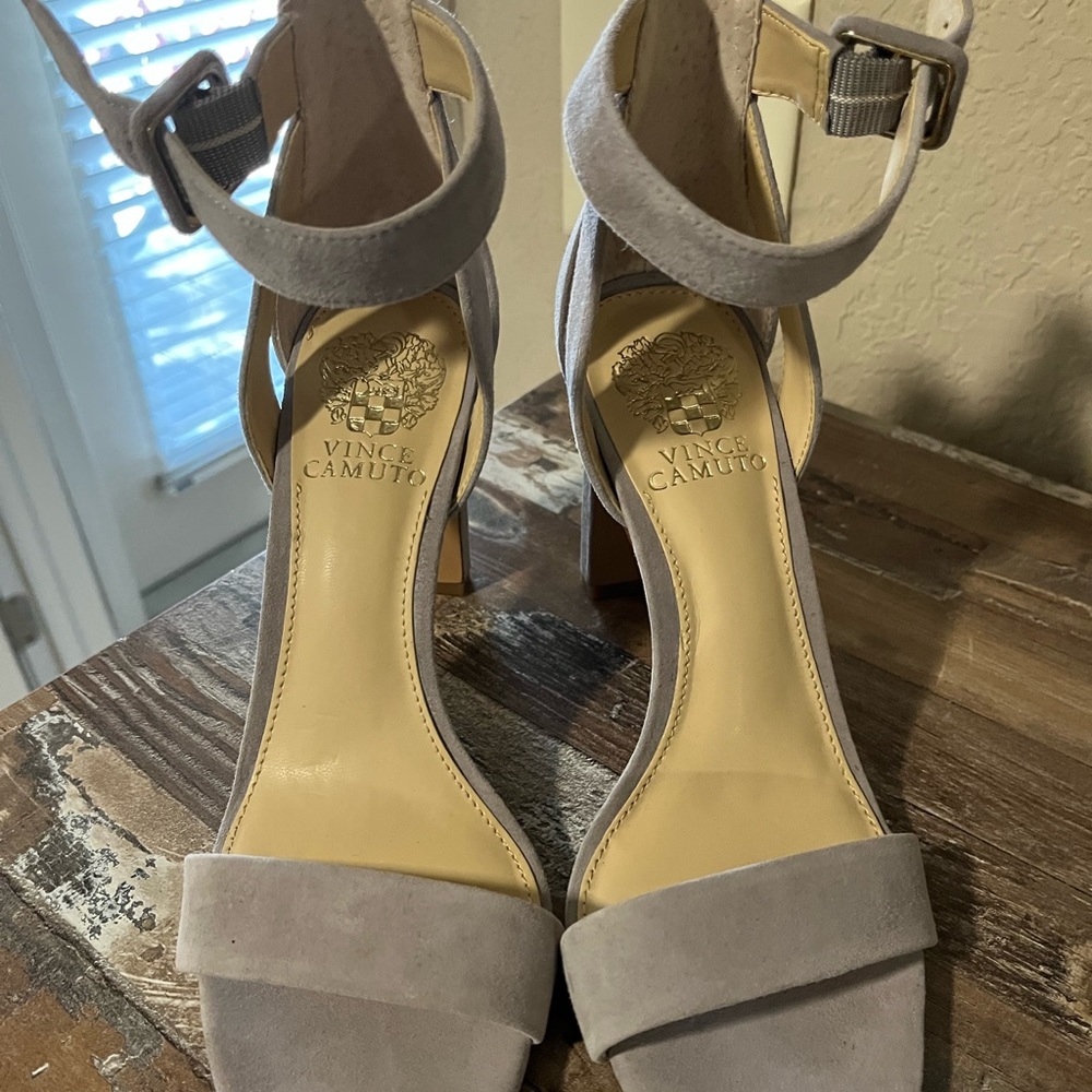 Vince Camuto, size 8, gray NEW heels, never worn!